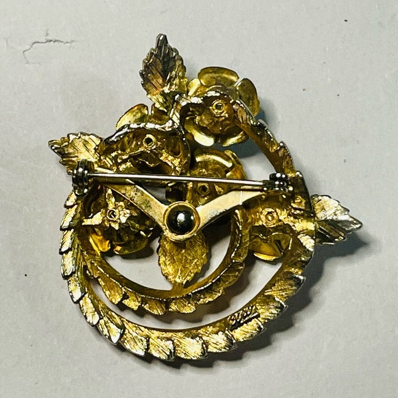 Vtg gold tone “Coro” rose bunch wreath 1.5” brooch Excellent condition! - Picture 5 of 6
